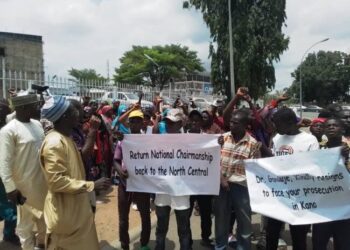 Anti And Pro-Ganduje Demonstrators Clash At APC Headquarters