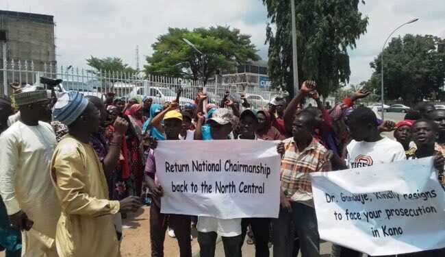 Anti And Pro-Ganduje Demonstrators Clash At APC Headquarters