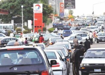 Fuel Scarcity: Long Queues Resurface in Lagos as Petrol Stations Shut Down