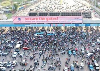 Police Shoot Teargas at #EndBadGovernance Protesters at Lekki Tollgate