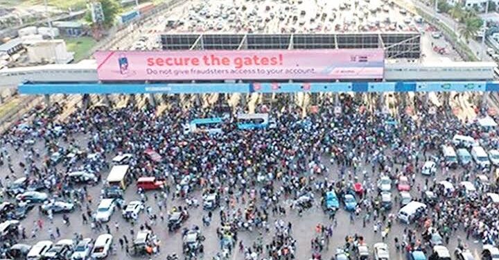 Police Shoot Teargas at #EndBadGovernance Protesters at Lekki Tollgate