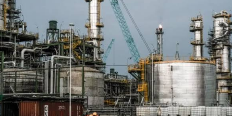 Mixed Reactions as Nigeria Launches Crude Oil Sales in Naira to Local Refiners