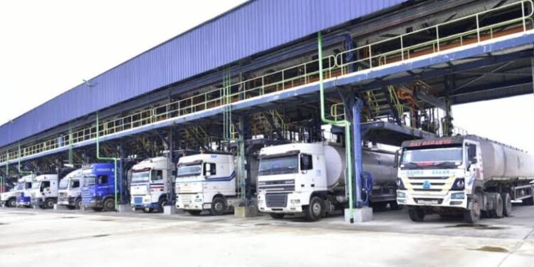 PENGASSAN Threatens Dangote Refinery Over Sack of 800 Nigerian Workers